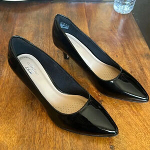 Clark’s Ultimate comfort collection 2” kitten heels black patent look